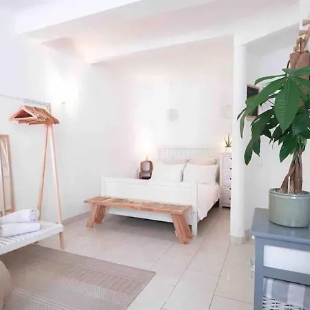 Cosy Situe En Plein Coeur Du Vieil Antibes. *