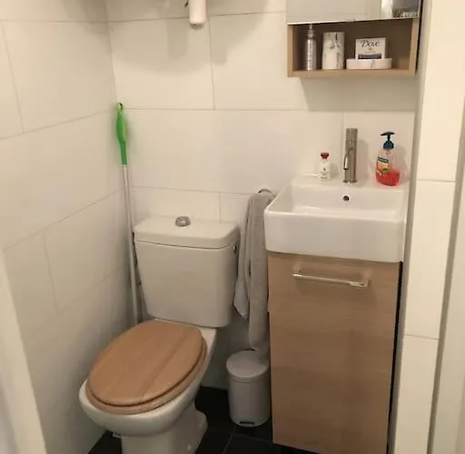 Cosy Situe En Plein Coeur Du Vieil Antibes.