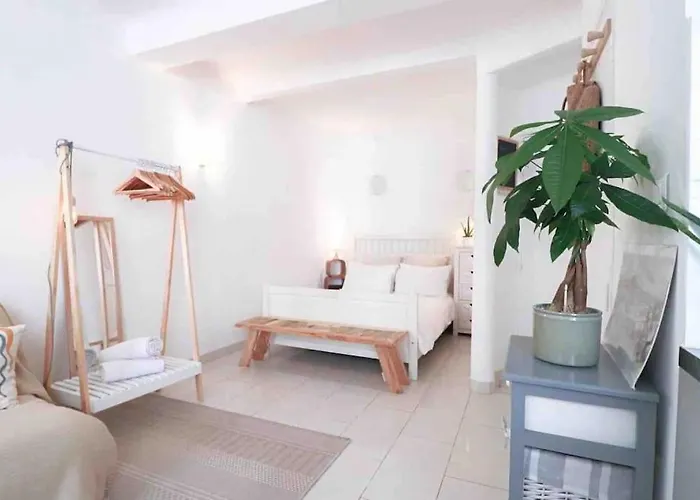 Cosy Situe En Plein Coeur Du Vieil Antibes. *