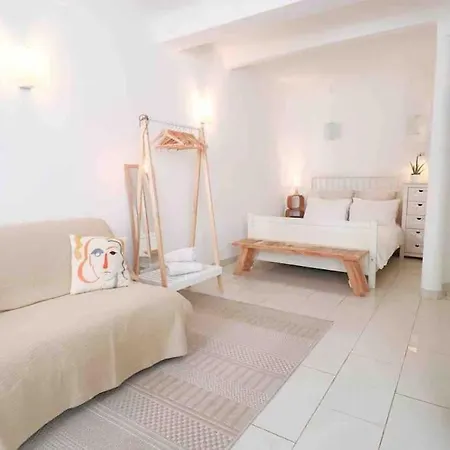 Cosy Situe En Plein Coeur Du Vieil Antibes.