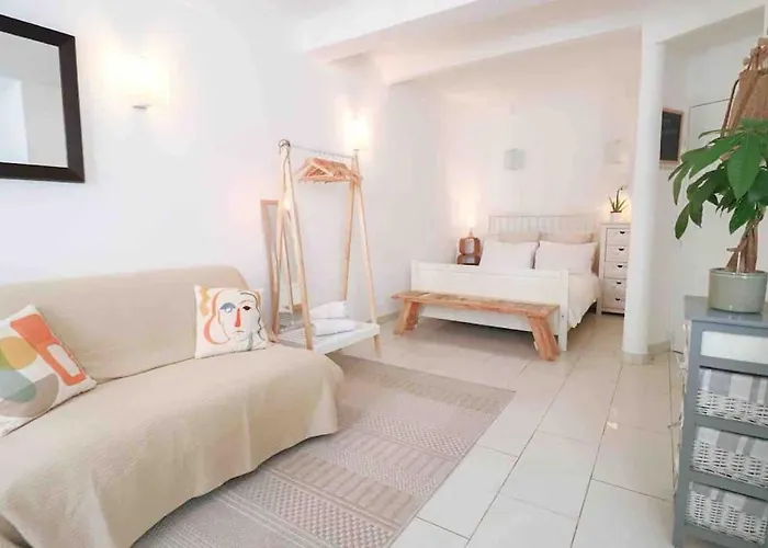 Cosy Situe En Plein Coeur Du Vieil Antibes.